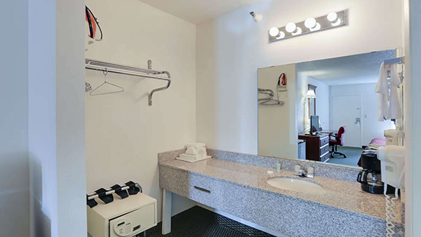 1 King Bed Non-Smoking Photo 5