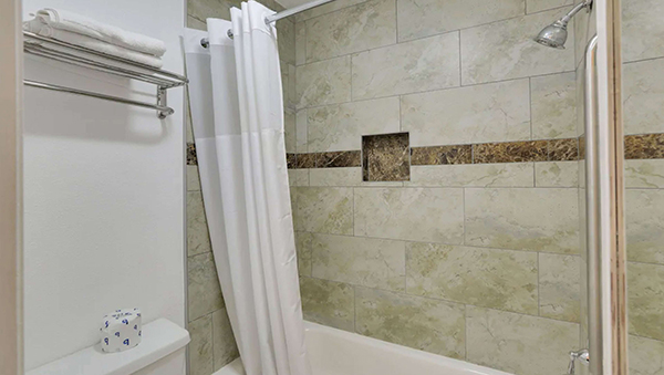 1 King Bed Non-Smoking Photo 6