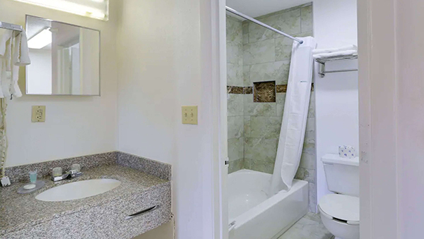 1 King Bed Non-Smoking Photo 7